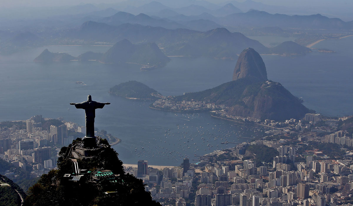 Знаменитая статуя Иисуса Христа с распростёртыми руками на вершине горы Корковаду в Рио-де-Жанейро. Является символом Рио-де-Жанейро и Бразилии в целом. Избрана одним из Новых семи чудес света. Высота её 30 метров.