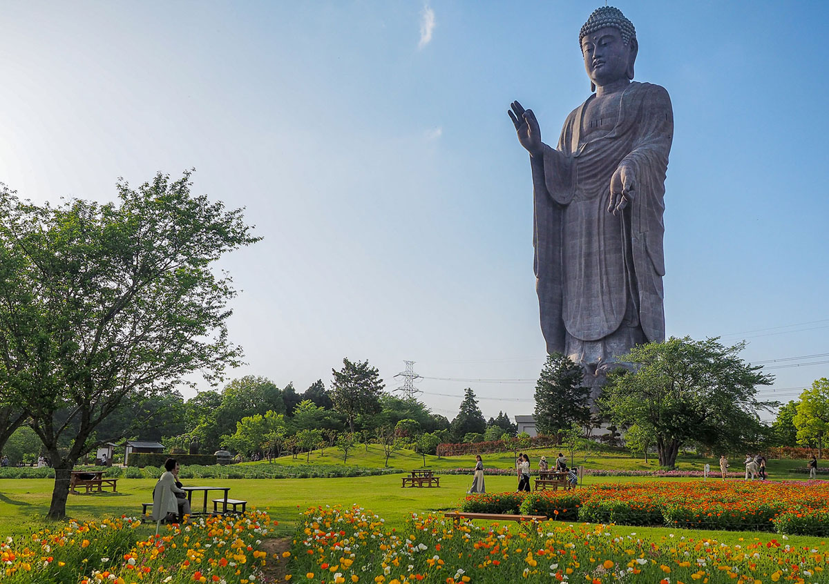 Статуя Будды Амитабхи в японском городе Усику. Высота 100 метров. Статуя была создана в 1995 году и установлена в городе Усику, префектура Ибараки, в 50 километрах к северо-востоку от Токио.