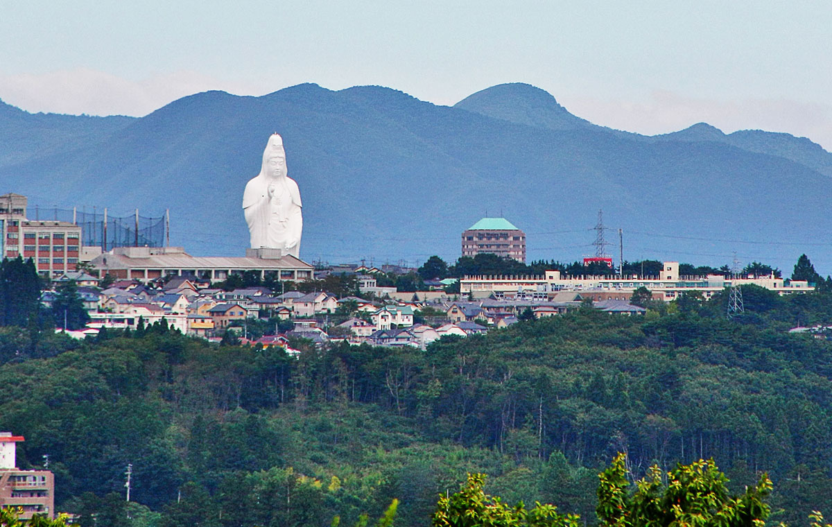 Статуя Сендай Дайканнон — богини Каннон в городе Сендай (Япония) высотой ровно 100 метров построена в 1991 году.
