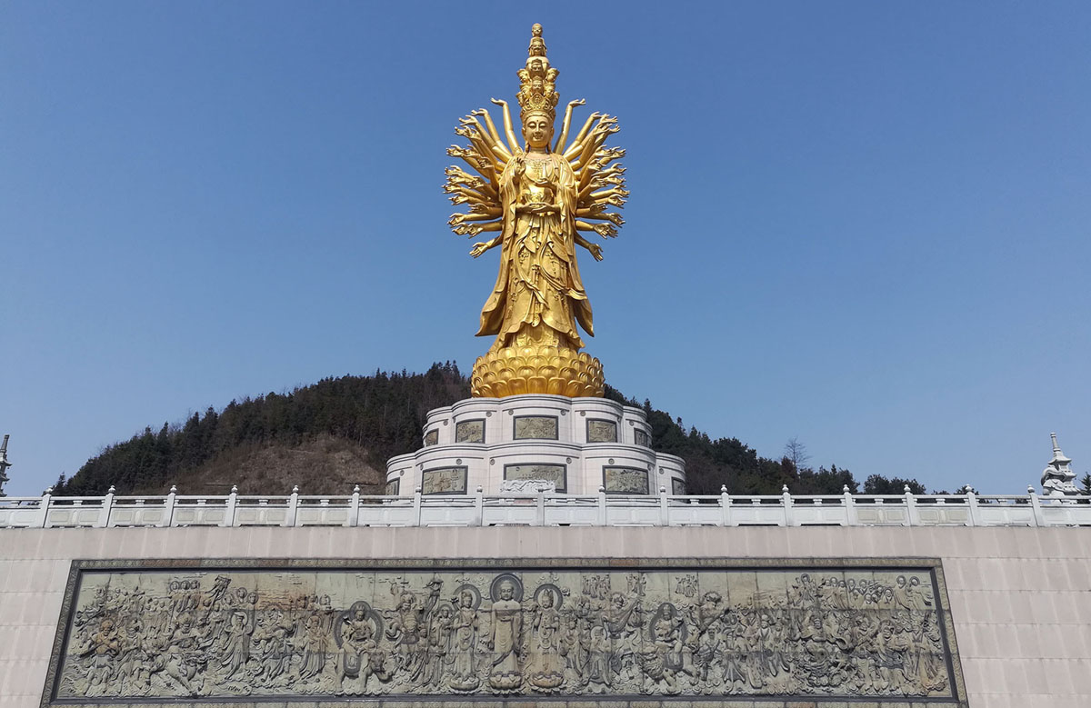 Статуя богини Гуаньинь с тысячей рук и глаз. Высота 99 метров.