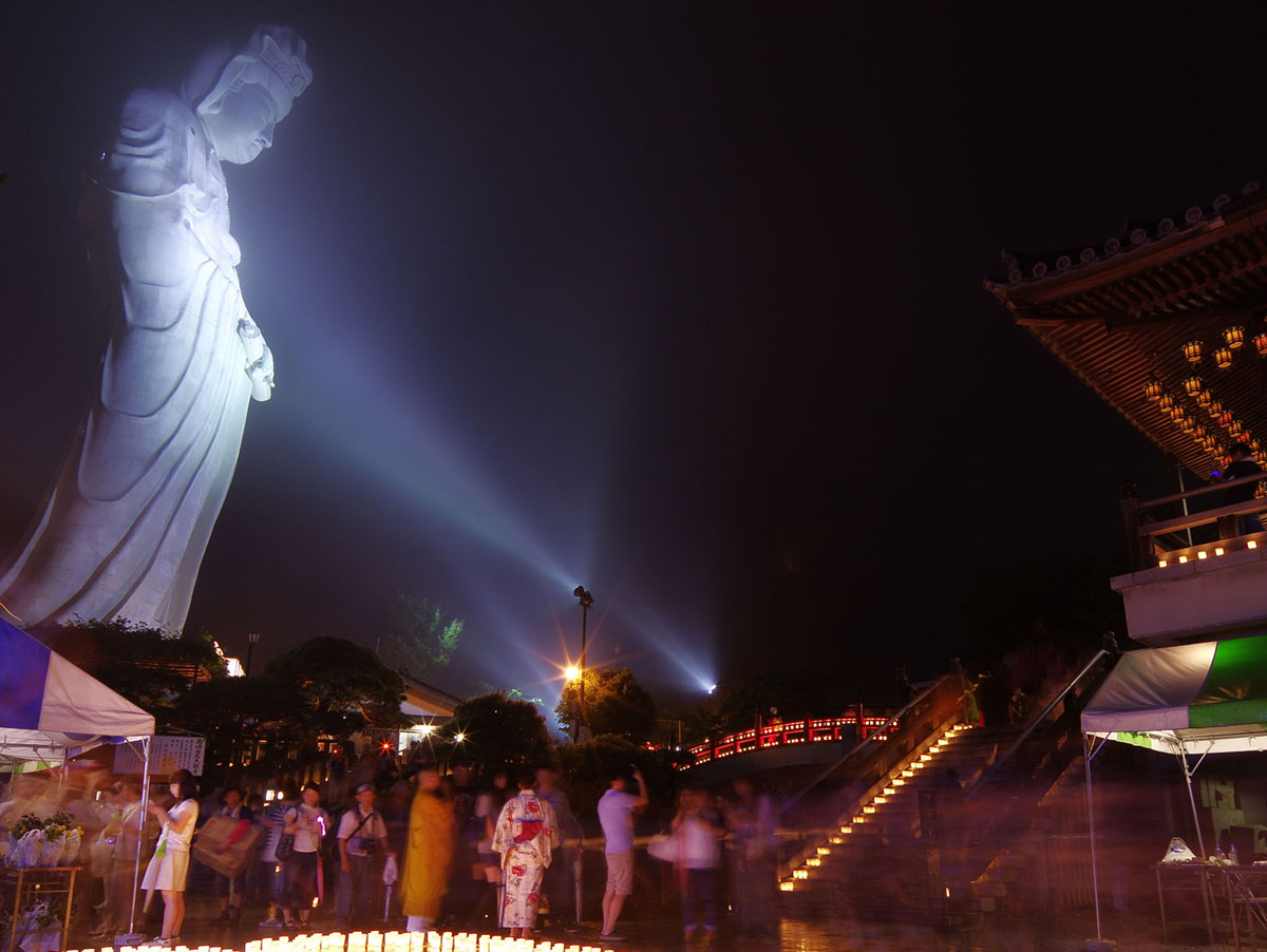 Статуя в парке Кита-Мияко в городе Такасаки, Япония. 88 метров.