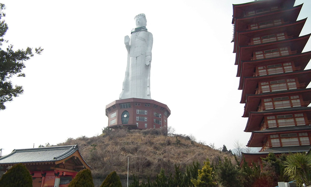 Статуя Heiwa Kannon. Находится на японском острове Awaji. Высота 80 метров.