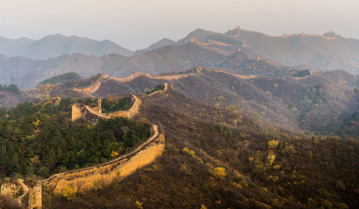 Участок Великой Китайской стены змеится через горный регион на севере Китая.