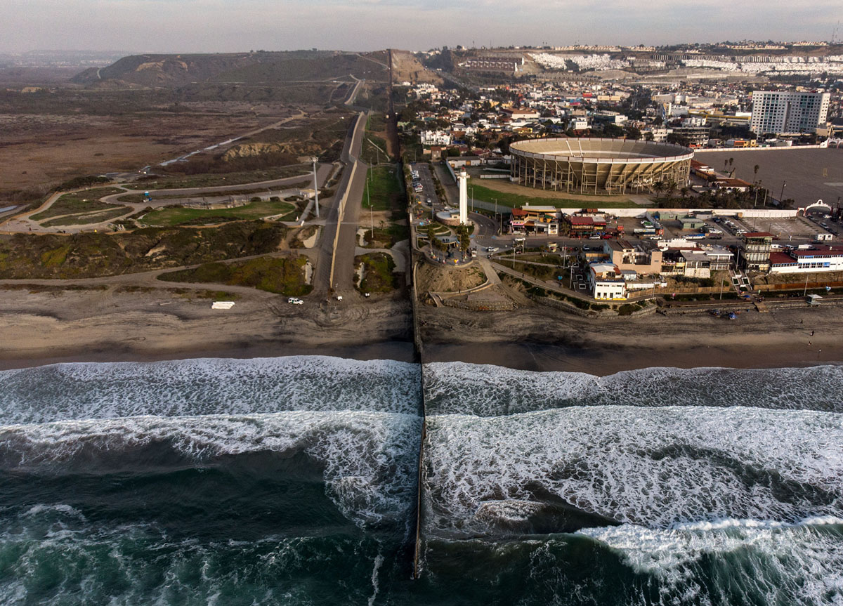  Вид с воздуха на американо-мексиканский пограничный забор, видимый из Плайя де Тихуана (Playas de Tijuana), штат Нижняя Калифорния, 11 января 2019 года.