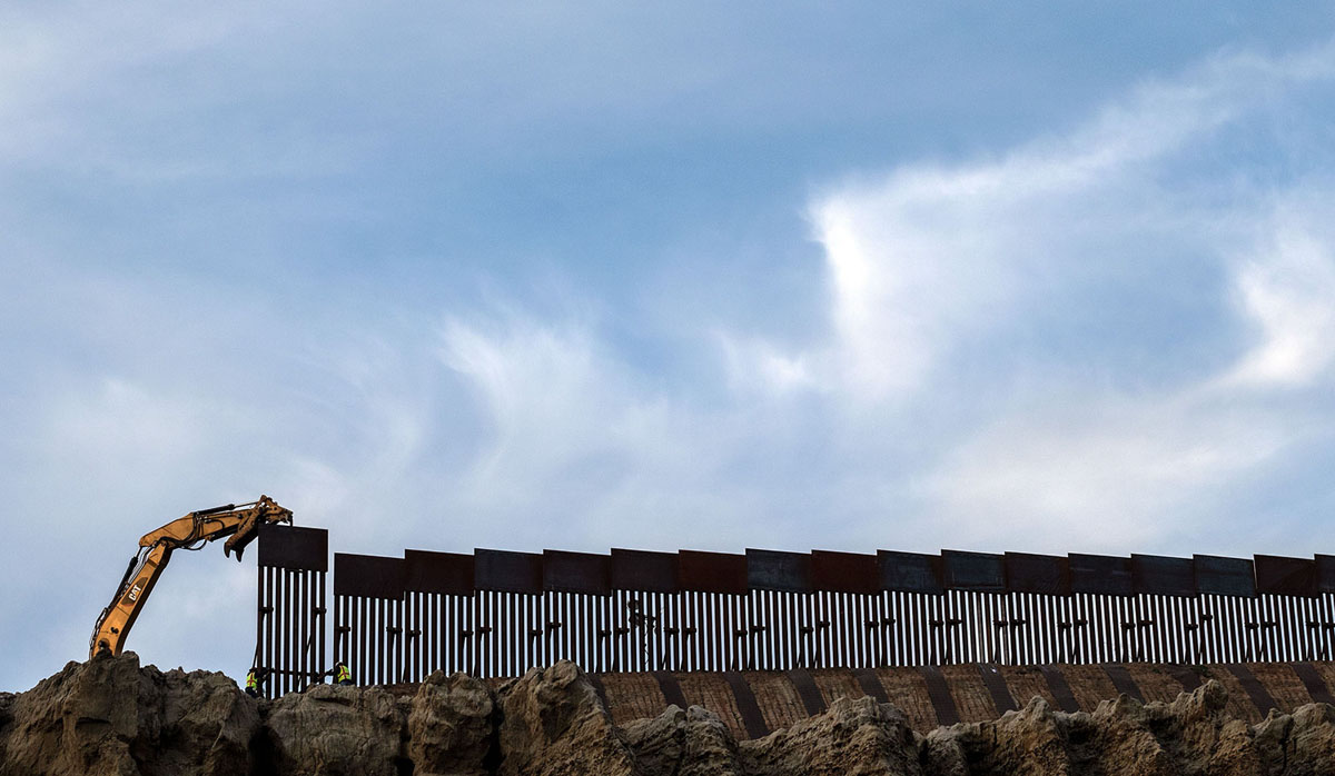 Команда работает над заменой старого пограничного ограждения вдоль участка американо-мексиканской границы, вид из Тихуана (Tijuana), штат Нижняя Калифорния, Мексика, 8 января 2019 года.