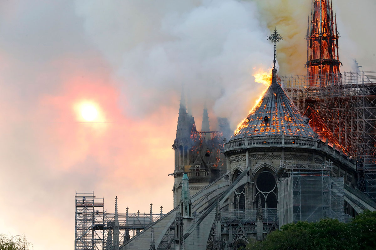 Пожар в соборе Парижской Богоматери