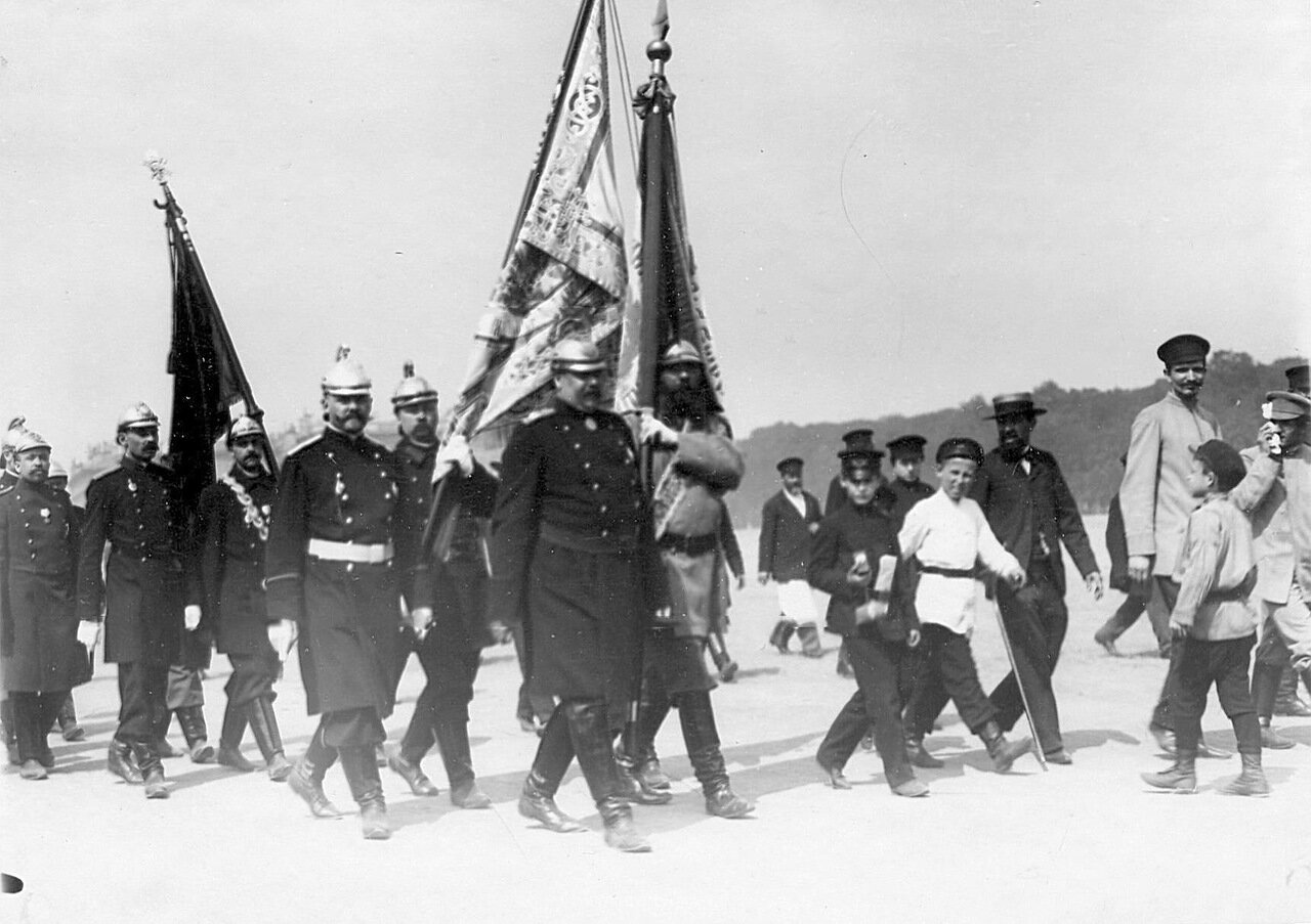 Члены пожарного общества со знаменами проходят по Марсову полю в день 10-летия основания общества