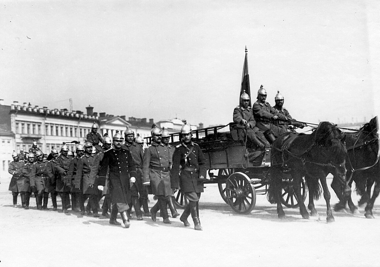Пожарные Александро - Невской части проходят по Марсову полю во время парада в день 10-летия основания общества