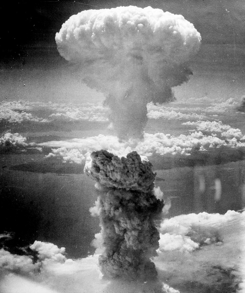 6 и 9 августа 1945 года США сбросили ядерные бомбы «Толстяк» (на фото) и «Малыш» на японские города Хиросима (70 тыс. человек погибли, еще 60 тыс. умерли от последствий взрыва) и Нагасаки (погибли 74 тыс. человек)