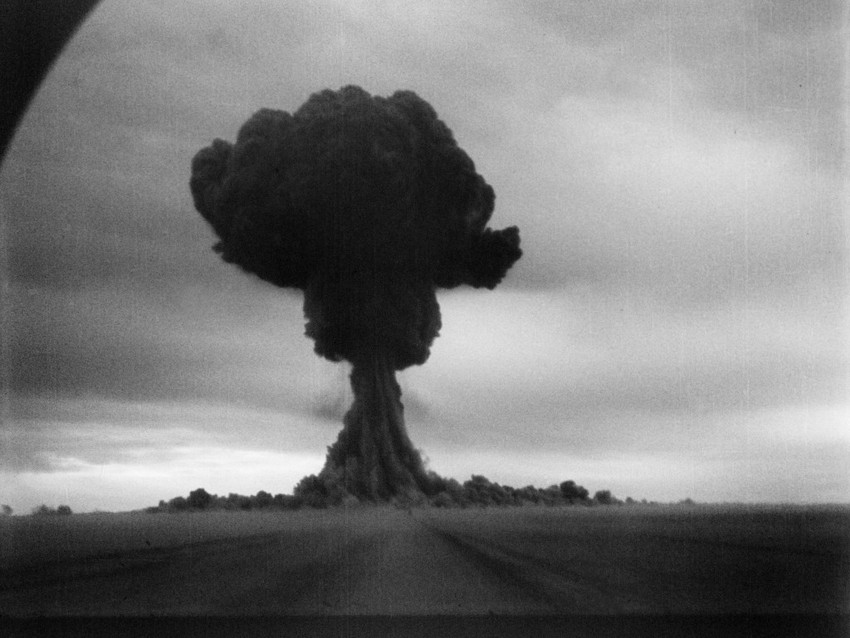 Первая советская атомная бомба РДС­1 (реактивный двигатель специальный) во многом была похожа на «Толстяка». 29 августа 1949 года на полигоне в Семипалатинске прошло ее первое успешное испытание. Мощность бомбы составляла 22 килотонны.