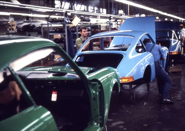 Линия сборки автомобилей Порше в западногерманском Цуффенхаузене в 1970 году