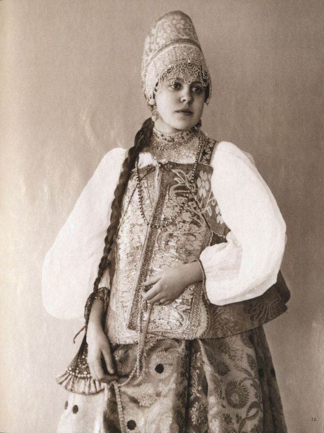 Русские красавицы XIX века в традиционных костюмах