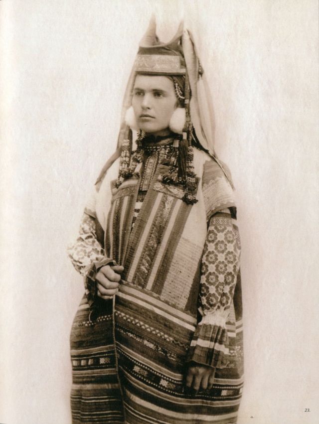 Русские красавицы XIX века в традиционных костюмах