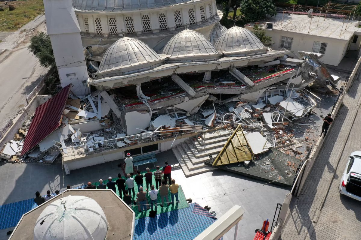 Последствия разрушительного землетрясения в Турции